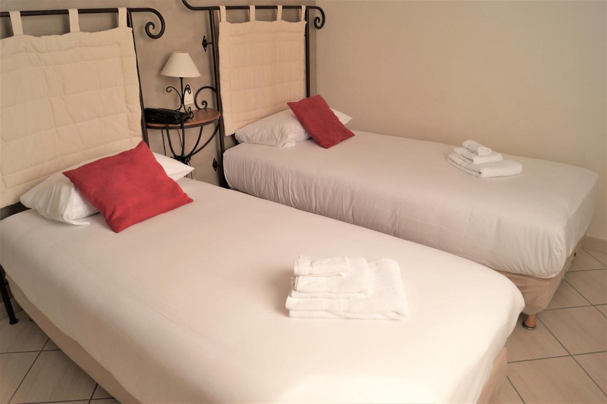 Hotel Restaurant Le Gardon - Pont Du Gard Collias ภายนอก รูปภาพ