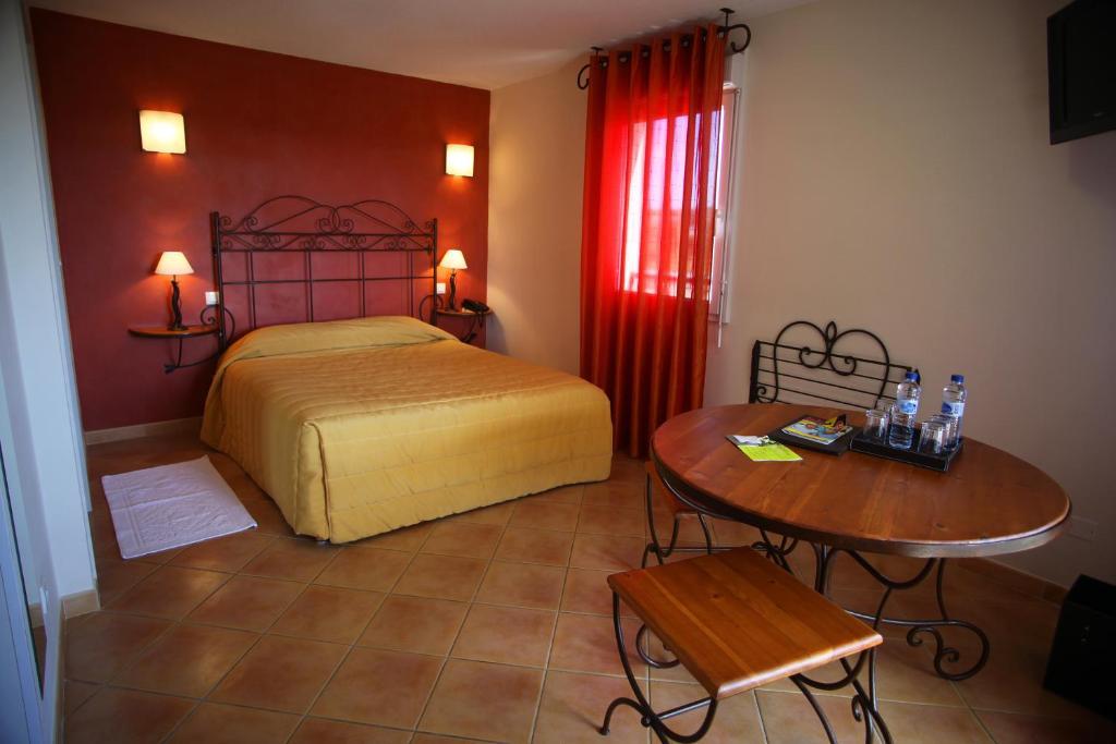 Hotel Restaurant Le Gardon - Pont Du Gard Collias ภายนอก รูปภาพ