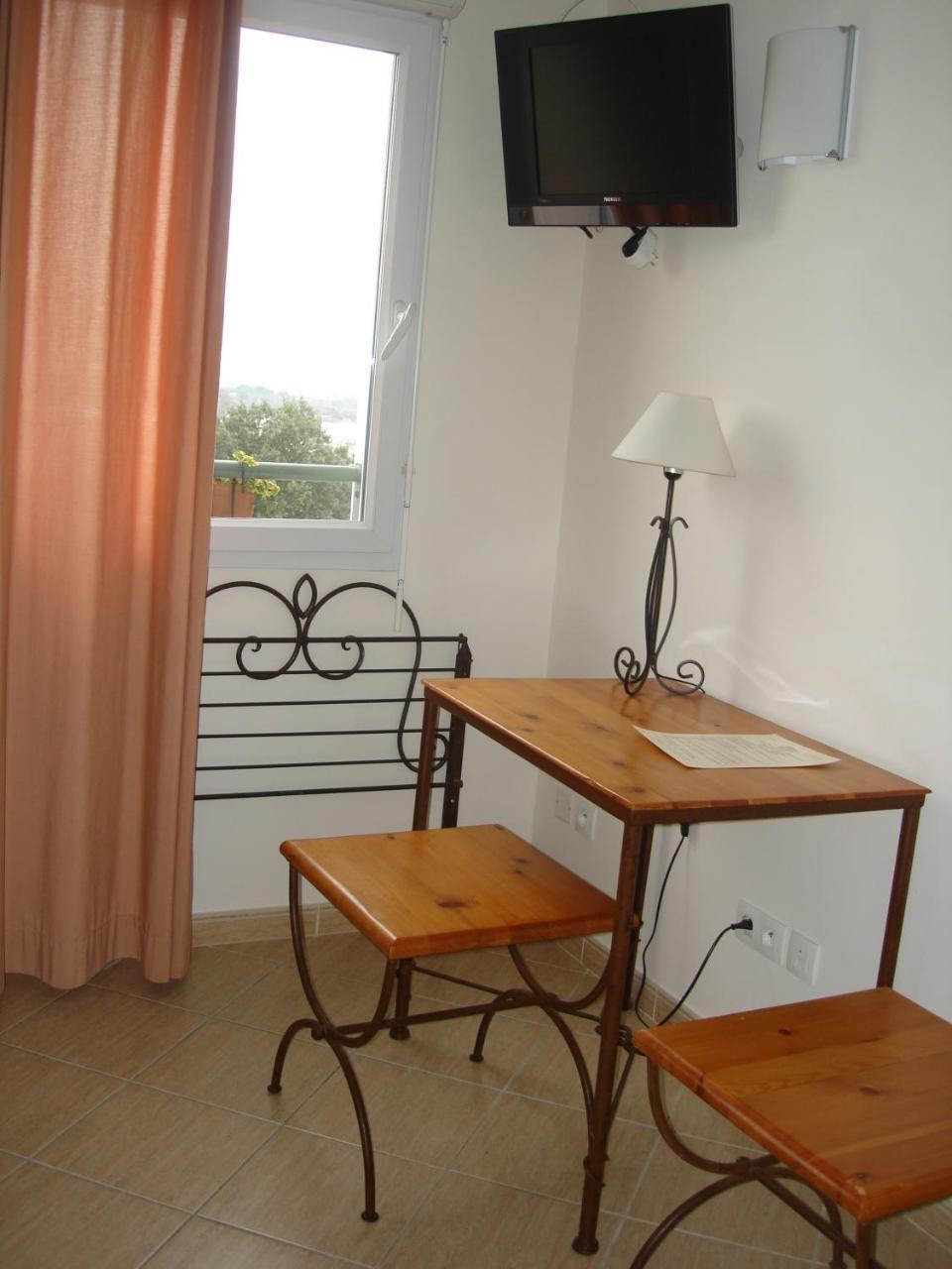 Hotel Restaurant Le Gardon - Pont Du Gard Collias ภายนอก รูปภาพ